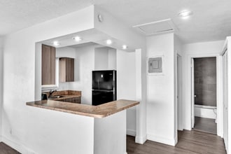 2160 NW 29th St in Oakland Park, FL - Building Photo - Building Photo