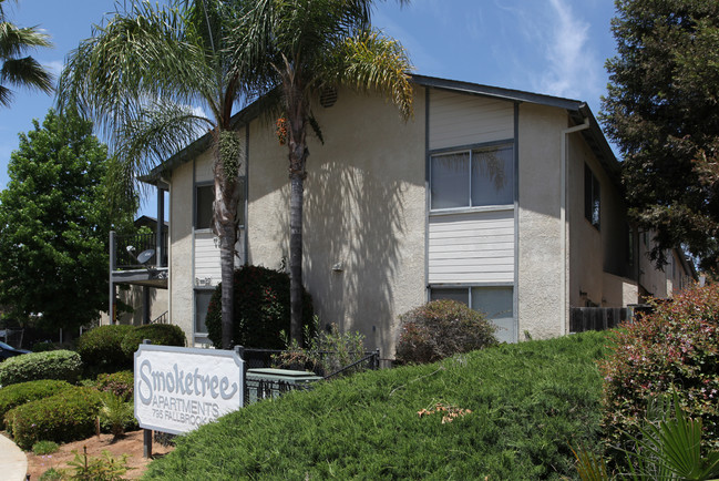 Smoketree Apartments in Fallbrook, CA - Foto de edificio - Building Photo