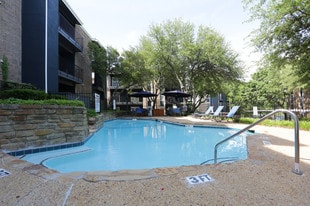 Oakwood Creek in Dallas, TX - Building Photo