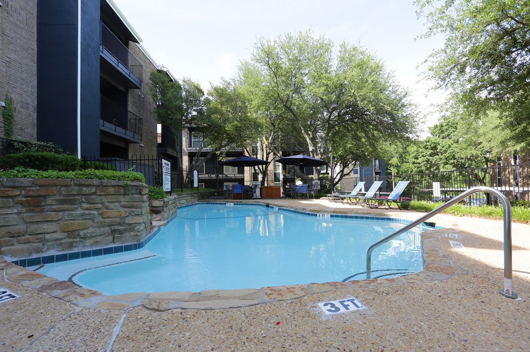 Oakwood Creek in Dallas, TX - Foto de edificio