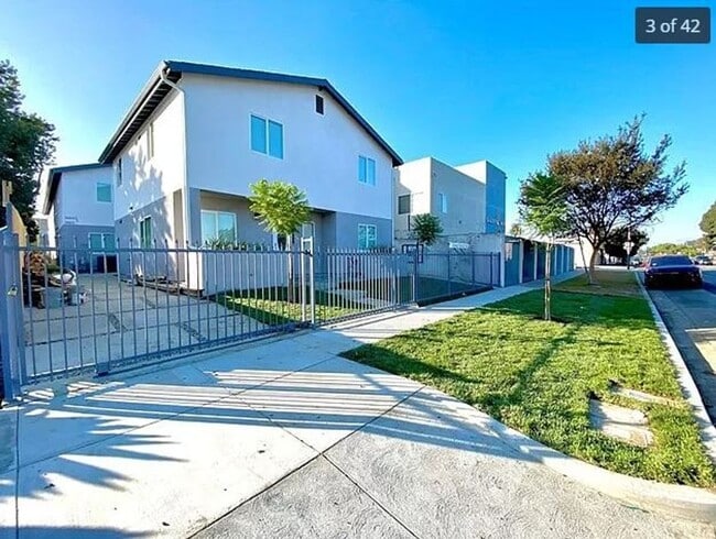 property at 10611 S Broadway