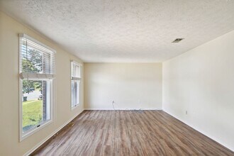 1402 Kingstream Dr in Herndon, VA - Foto de edificio - Building Photo