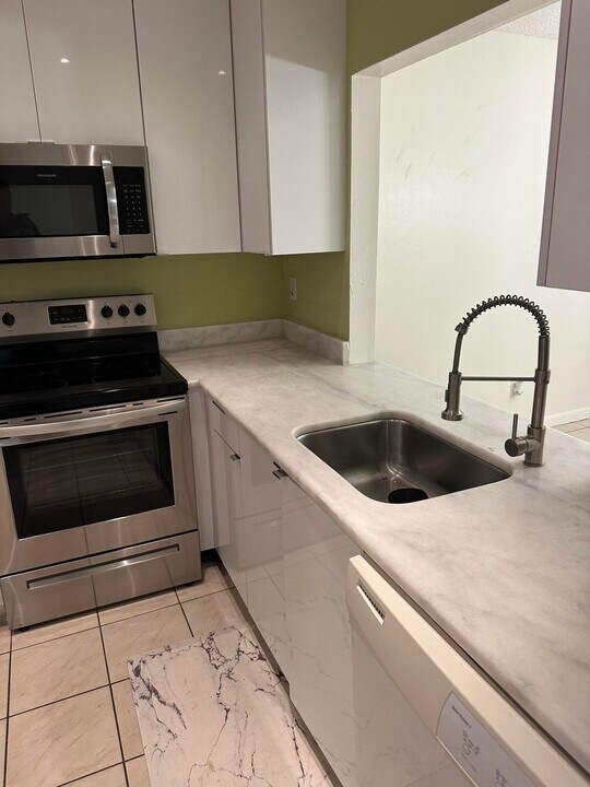9428 Oakburst Ln in Tamarac, FL - Building Photo