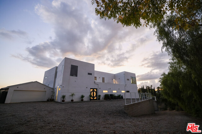 5900 Winnetka Ave in Los Angeles, CA - Building Photo - Building Photo