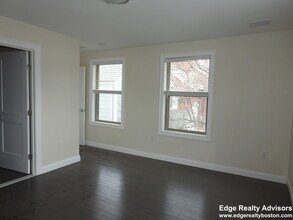 480 Fulton St, Unit Right in Medford, MA - Foto de edificio - Building Photo