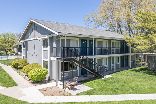 Shoreline Plaza Apartments in Reno, NV - Building Photo - Building Photo