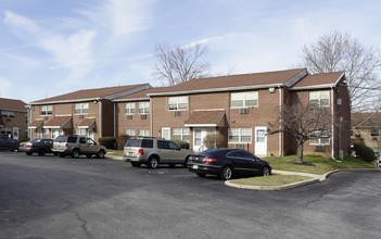 Carleton Court Apartments in Newark, DE - Building Photo - Building Photo