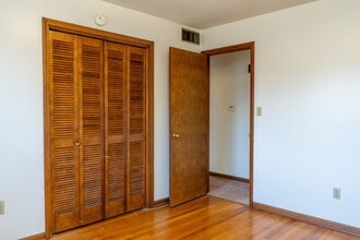 8 E Leslie Ln in Columbia, MO - Building Photo - Building Photo