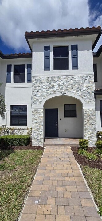 11867 SW 247th Ter in Princeton, FL - Building Photo