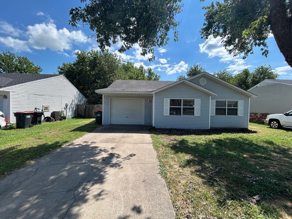 413 Village Ln in Springdale, AR - Building Photo