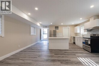 912 Hall Ave in Windsor, ON - Building Photo - Building Photo
