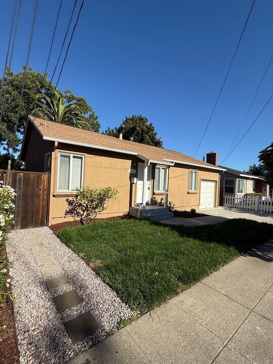 744 Whipple Ave in Redwood City, CA - Building Photo