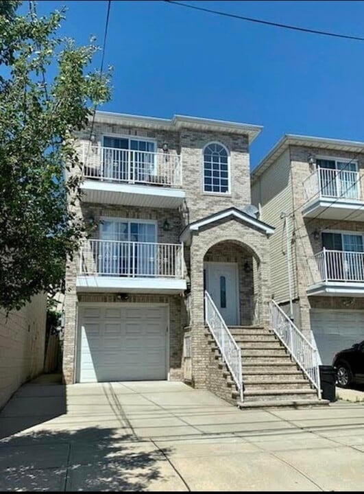 45 Evergreen St in Bayonne, NJ - Building Photo