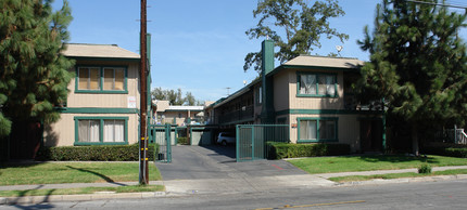 411 E Washington Ave in Santa Ana, CA - Foto de edificio - Building Photo