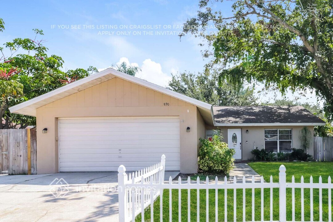890 16th St in Palm Harbor, FL - Building Photo
