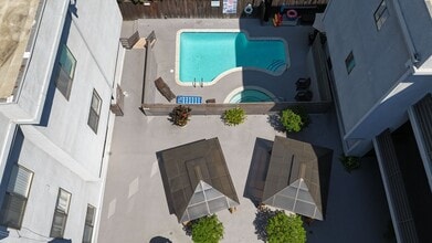 Executive House in Sherman Oaks, CA - Foto de edificio - Building Photo