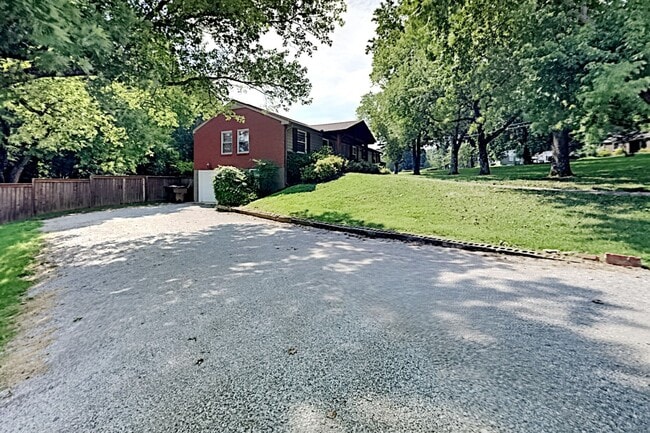 534 Whispering Hills Dr in Nashville, TN - Building Photo - Building Photo