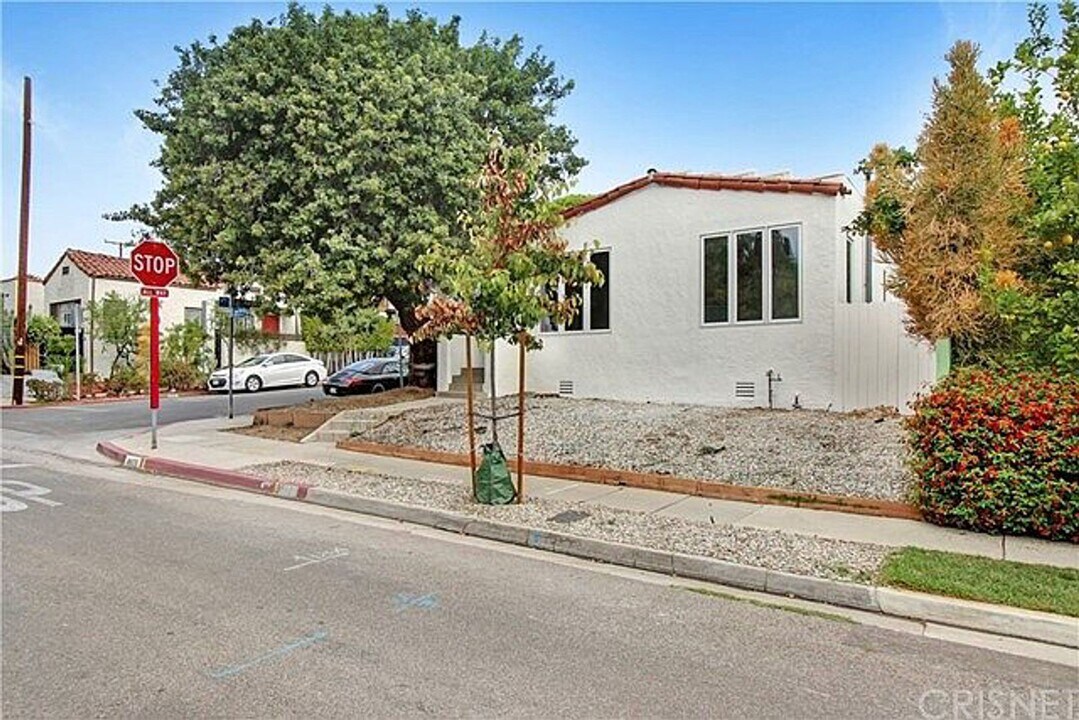 8975 Dicks St in West Hollywood, CA - Building Photo