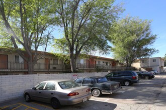 De Soto Place Apartments in Chatsworth, CA - Building Photo - Building Photo