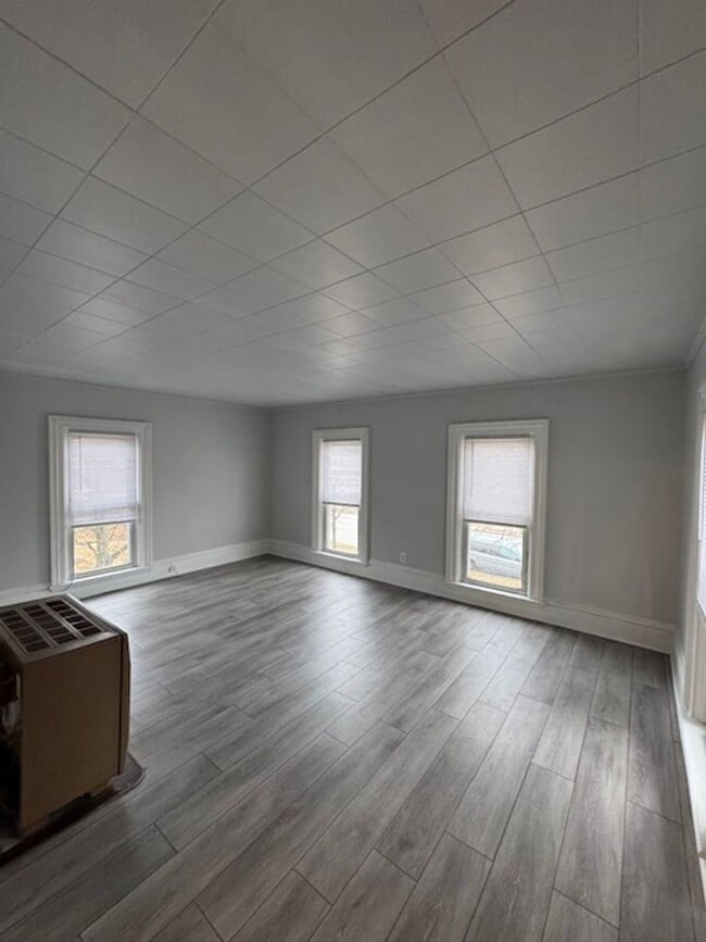 302 E Washington St in Momence, IL - Building Photo - Building Photo