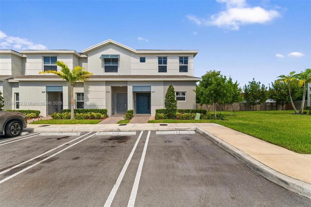 377 NW 1st St in Florida City, FL - Building Photo