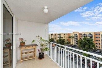 6960 Miami Gardens Dr in Hialeah, FL - Building Photo - Building Photo