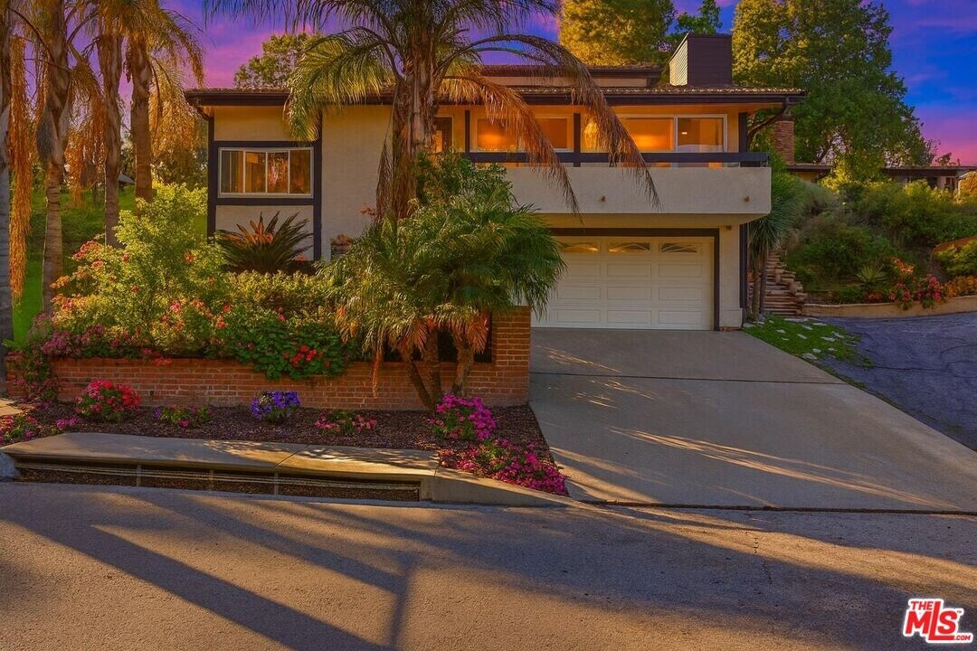 4345 Canoga Ave in Los Angeles, CA - Building Photo