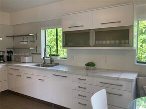 6911 Sunrise Pl in Coral Gables, FL - Building Photo - Building Photo