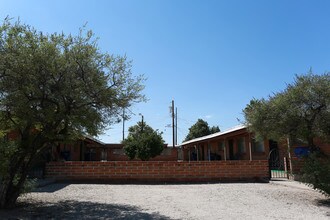 PJ's Craycroft Apartments in Tucson, AZ - Foto de edificio - Building Photo