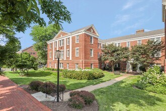 906 S Washington St in Alexandria, VA - Foto de edificio - Building Photo