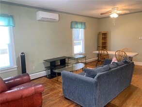 16 Grafton St in Newport, RI - Foto de edificio - Building Photo