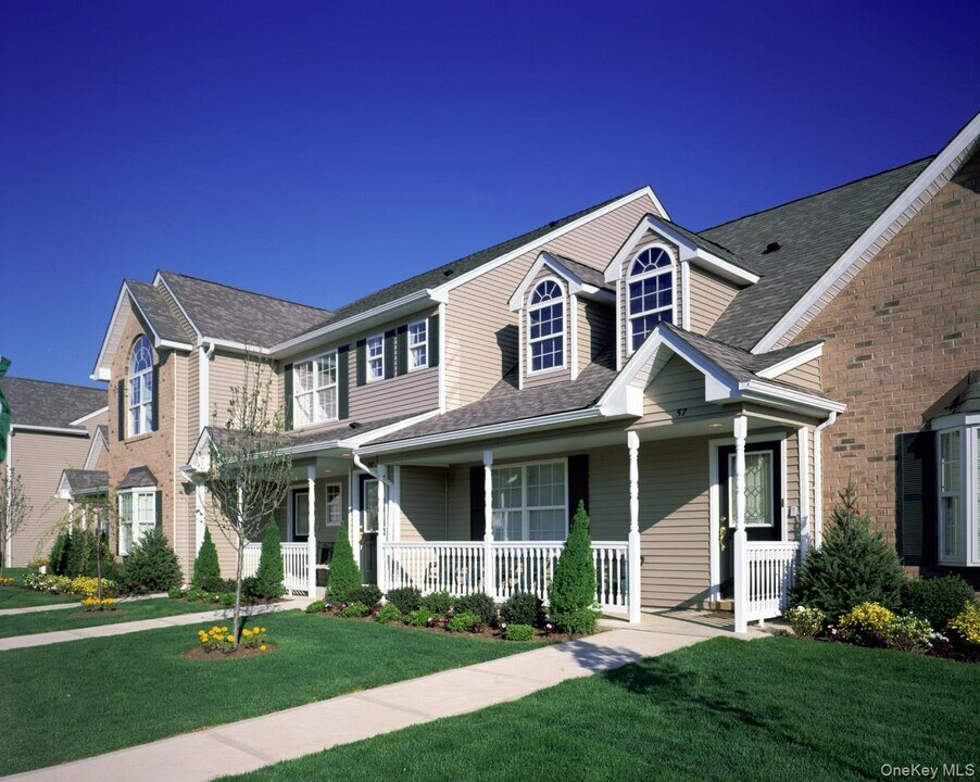 261 Village Green Dr in Port Jefferson Station, NY - Foto de edificio