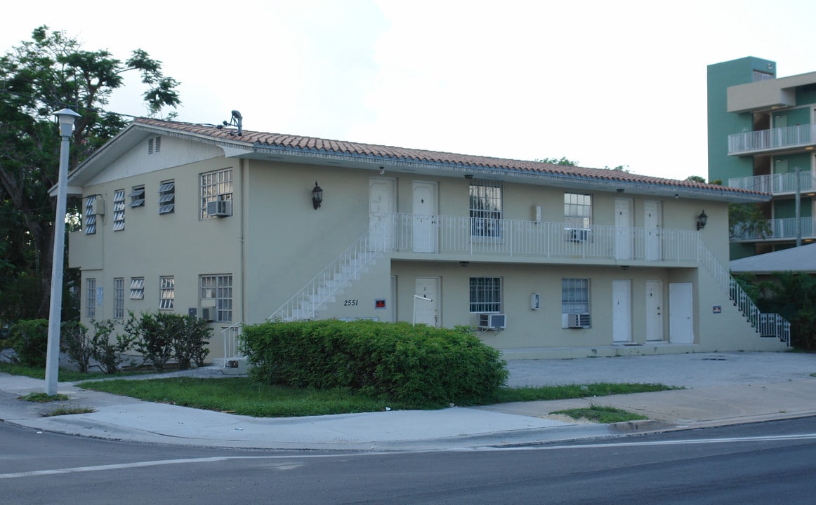 2551 SW 27th Ave in Miami, FL - Foto de edificio