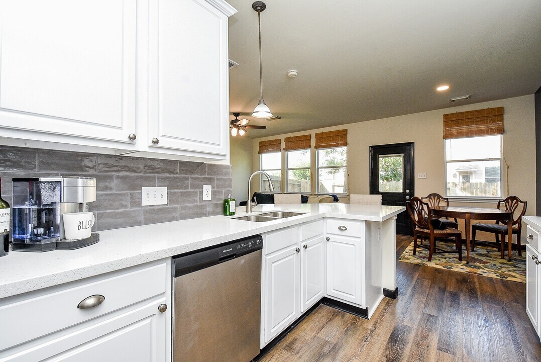 87 Blue Creek Pl in Spring, TX - Building Photo