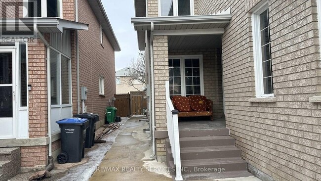 33 Dovesong Dr in Brampton, ON - Building Photo - Building Photo