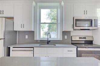 556 E Main Rd in Middletown, RI - Building Photo - Building Photo