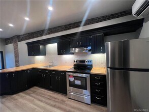 30 Henry St in Middletown, NY - Building Photo - Building Photo