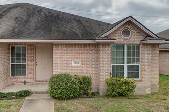 Beautiful 3 Bed, 3 Bath Duplex in South College Station! in College Station, TX - Building Photo - Building Photo