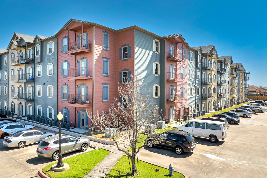 Oak Tree Manor Apartments in Houston, TX - Building Photo