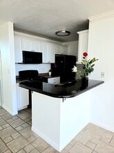 5700 Etiwanda Ave, Unit Unit 205 in Tarzana, CA - Building Photo - Building Photo