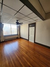 321 N Main St, Unit Unit A in Hendersonville, NC - Foto de edificio - Building Photo