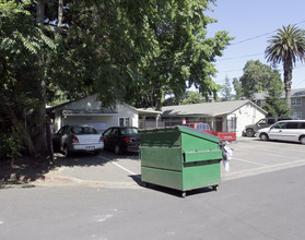 324 4th St in Broderick, CA - Foto de edificio - Building Photo