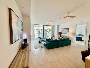 301 Quay Cmn, Unit 1004 in Sarasota, FL - Foto de edificio - Building Photo