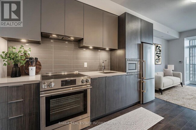 15-3415 Roehampton Ave