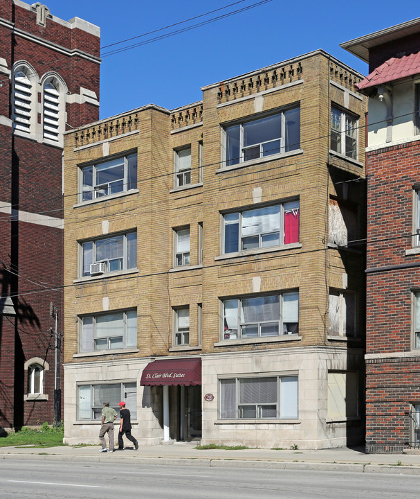 St Clair Blvd Suites in Hamilton, ON - Building Photo