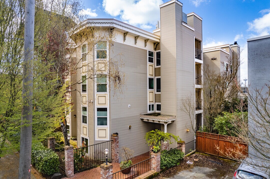 521 Summit Ave in Seattle, WA - Building Photo