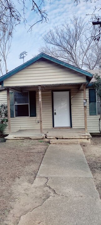 910 Panhandle St in Denton, TX - Building Photo