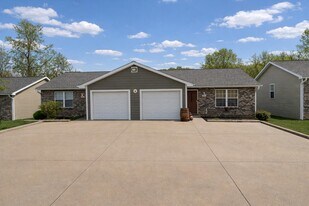 3402 E St Charles Rd in Columbia, MO - Building Photo