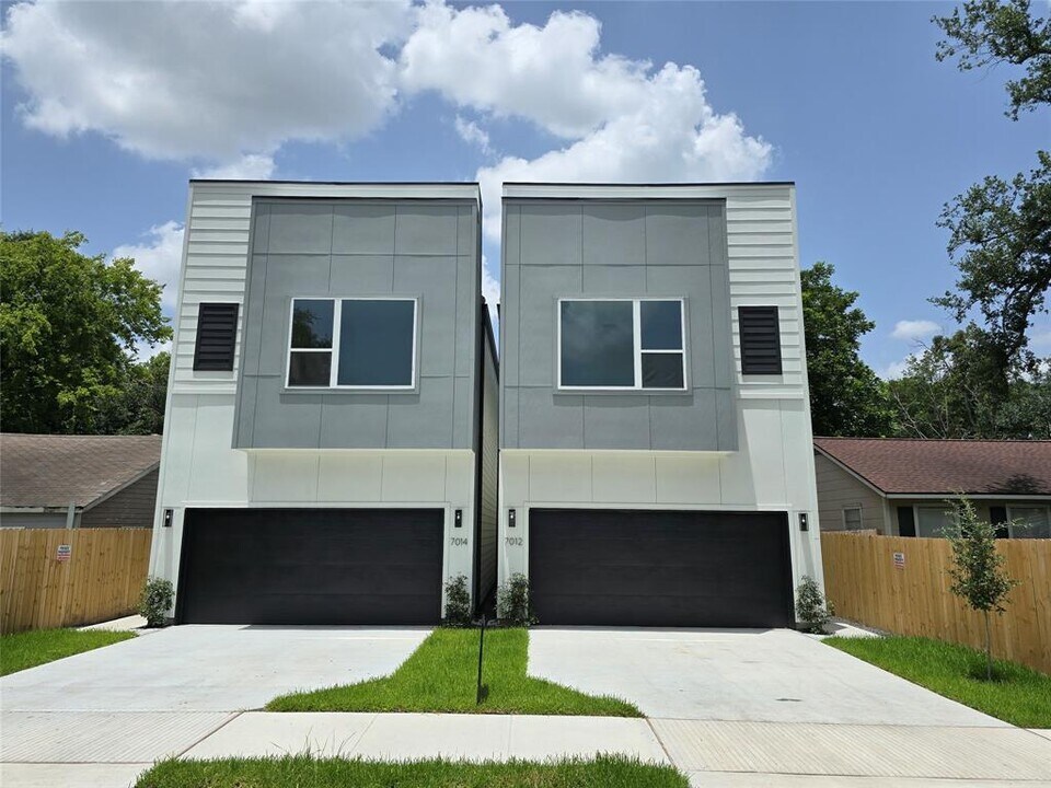 7012 St Augustine St in Houston, TX - Building Photo