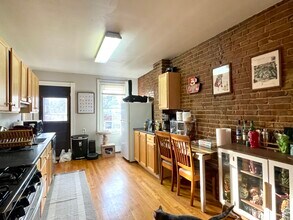 8 Mead St, Unit 3 in Boston, MA - Foto de edificio - Building Photo
